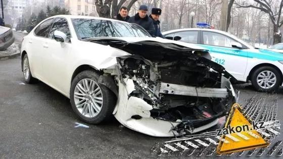 Mercedes и Lexus столкнулись в Алматы на повороте к акимату (фото) Mercedes и Lexus столкнулись в Алматы на повороте к акимату (фото)