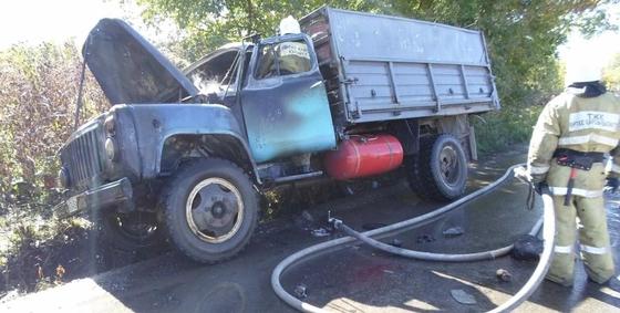 Грузовик с газовыми баллонами едва не взорвался в ВКО из-за возгорания в двигателе Грузовик с газовыми баллонами едва не взорвался в ВКО из-за возгорания в двигателе