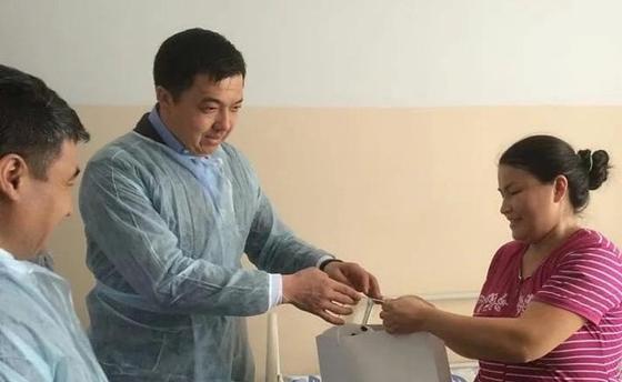 Ақтөбе әкімі өзімен бір күнде дүниеге келген сәбилерді құттықтады Ақтөбе әкімі өзімен бір күнде дүниеге келген сәбилерді құттықтады