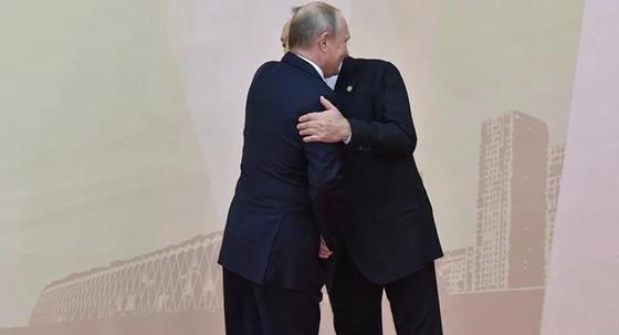Путин обнял Назарбаева на саммите ОДКБ в Астане Путин обнял Назарбаева на саммите ОДКБ в Астане