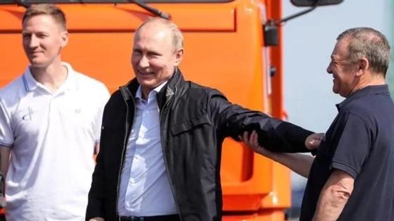 Коучинг по Владимиру Путину. В Британии вышла сатирическая книга лайфхаков от президента России Коучинг по Владимиру Путину. В Британии вышла сатирическая книга лайфхаков от президента России