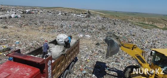 02.07 Люди-вороны набрасываются на мусор на полигоне под Алматы, не боясь быть раздавленными (видео) 02.07 Люди-вороны набрасываются на мусор на полигоне под Алматы, не боясь быть раздавленными (видео)