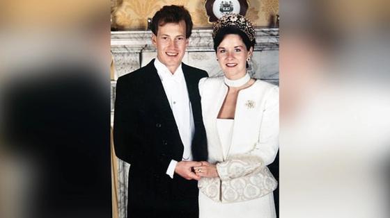 Свадьба Ивара Маунтбаттена и его бывшей супруги Пени. Фото: ©Daily Mail Свадьба Ивара Маунтбаттена и его бывшей супруги Пени. Фото: ©Daily Mail