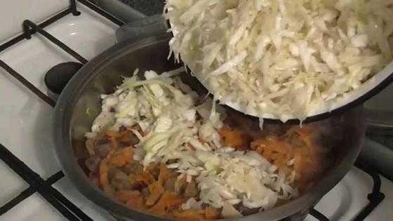 Тушеная капуста с мясом и грибами на сковороде Тушеная капуста с мясом и грибами на сковороде