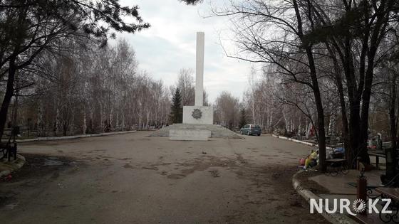 Павлодарцы накрывают столы на кладбище как в элитном ресторане Павлодарцы накрывают столы на кладбище как в элитном ресторане
