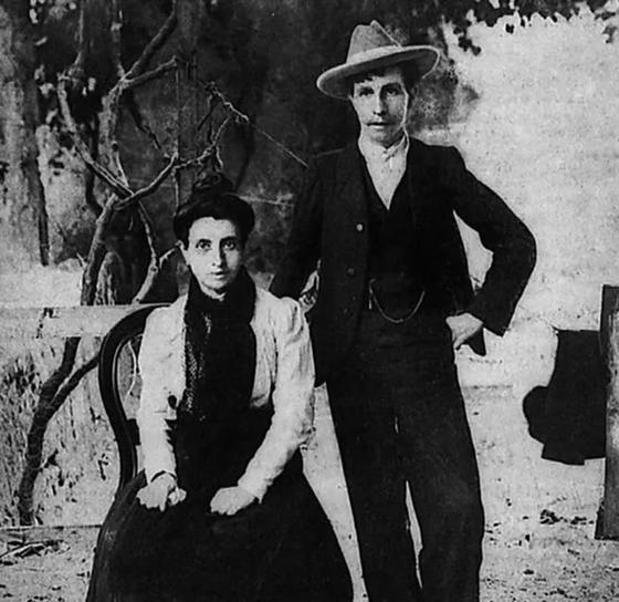 Элиза и Марсела: лесбиянки, обманувшие церковь и венчавшиеся в 1901 году Элиза и Марсела: лесбиянки, обманувшие церковь и венчавшиеся в 1901 году