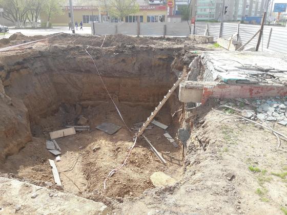 Житель Уральска упал в огромную яму (видео) Житель Уральска упал в огромную яму (видео)