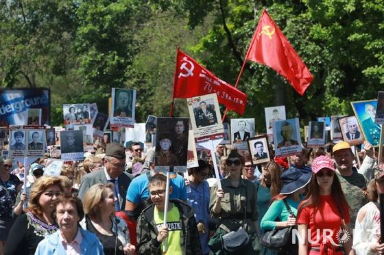 "Это наша сила": 120 тыс. человек пришли на "Бессмертный полк" в Алматы "Это наша сила": 120 тыс. человек пришли на "Бессмертный полк" в Алматы