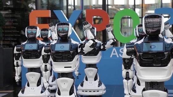 Мужчина поругался с роботом из-за незнания казахского языка в Астане (видео) Мужчина поругался с роботом из-за незнания казахского языка в Астане (видео)