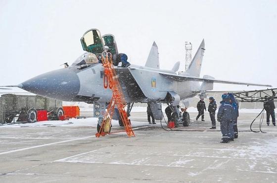 Военные летчики выполняют полеты в сложных метеорологических условиях Военные летчики выполняют полеты в сложных метеорологических условиях