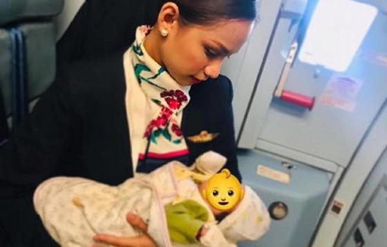 Стюардесса накормила грудью чужого ребенка (фото) Стюардесса накормила грудью чужого ребенка (фото)