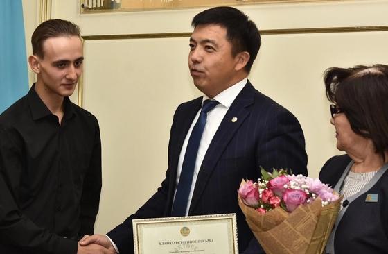 Аким Актобе поблагодарил жителей и спасателей за тушение пожара в жилом доме Аким Актобе поблагодарил жителей и спасателей за тушение пожара в жилом доме