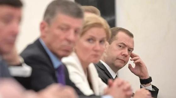 Путин простится с правительством на закрытой встрече перед инаугурацией Путин простится с правительством на закрытой встрече перед инаугурацией