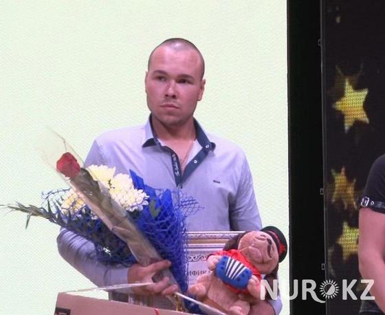 Спасший 3 детей из пожара получил премию от медиков за подвиг в Павлодарской области Спасший 3 детей из пожара получил премию от медиков за подвиг в Павлодарской области