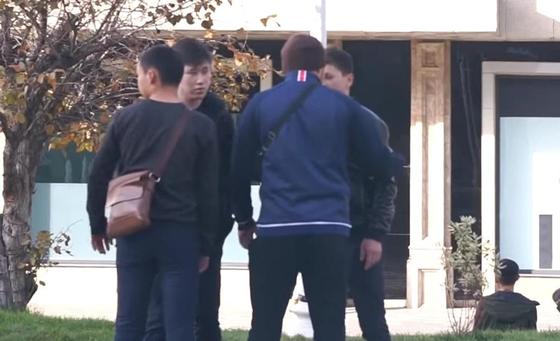 Алматинский пранкер пристает к прохожим и отбирает у них вещи (видео) Алматинский пранкер пристает к прохожим и отбирает у них вещи (видео)