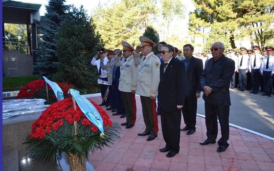 Победителям конкурса «Парасатты полицей» вручил награды замминистра Берик Бисенкулов Победителям конкурса «Парасатты полицей» вручил награды замминистра Берик Бисенкулов
