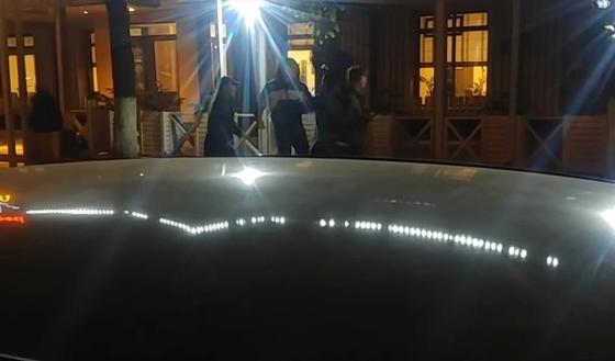 Алматинский пранкер пристает к прохожим и отбирает у них вещи (видео) Алматинский пранкер пристает к прохожим и отбирает у них вещи (видео)