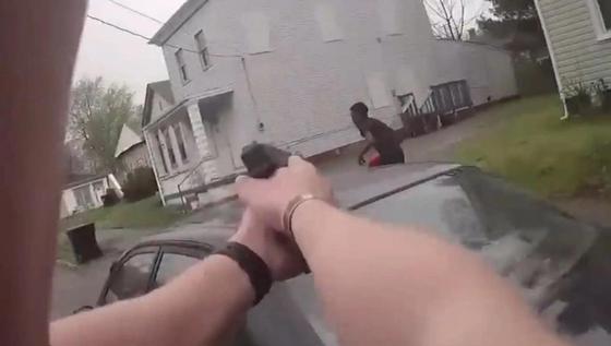 Расстрел грабителя полицейскими в США попал на видео Расстрел грабителя полицейскими в США попал на видео