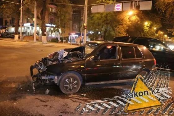 Лихач-мотоциклист на высокой скорости влетел в легковой автомобиль в Алматы (фото) Лихач-мотоциклист на высокой скорости влетел в легковой автомобиль в Алматы (фото)