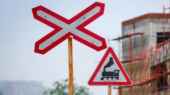Автомобиль влетел под поезд в Уральске Автомобиль влетел под поезд в Уральске