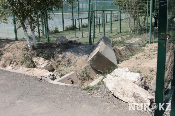 Памятный камень спортсмену выкинули в арык после реакции имама в Кызылорде Памятный камень спортсмену выкинули в арык после реакции имама в Кызылорде