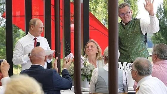 Как Путин погулял на свадьбе главы МИД Австрии Как Путин погулял на свадьбе главы МИД Австрии