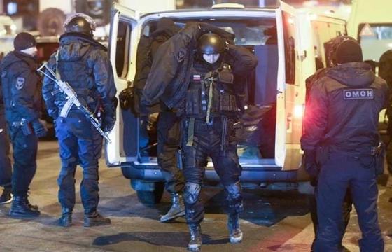 Пьяный ревнивец открыл огонь по прохожим и полицейским Пьяный ревнивец открыл огонь по прохожим и полицейским