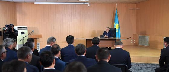 Назарбаев представил коллективу нового главу разведки (фото) Назарбаев представил коллективу нового главу разведки (фото)