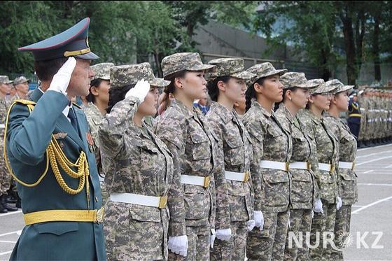 04.08 "Мы – ухоженные и утонченные": девушка-военный о женщинах на службе 04.08 "Мы – ухоженные и утонченные": девушка-военный о женщинах на службе