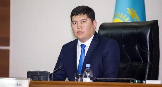 Аким Усть-Каменогорска чистит снег на грейдере по выходным (видео) Аким Усть-Каменогорска чистит снег на грейдере по выходным (видео)