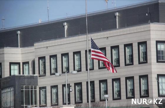 В посольстве США в Астане объяснили, почему приспущен флаг у здания (фото) В посольстве США в Астане объяснили, почему приспущен флаг у здания (фото)