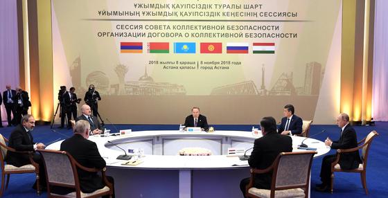 Путин обнял Назарбаева на открытии саммита ОДКБ в Астане (фото) Путин обнял Назарбаева на открытии саммита ОДКБ в Астане (фото)