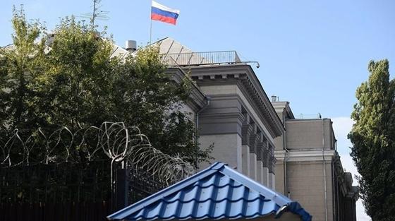 Машины российских дипломатов облили нечистотами в Киеве Машины российских дипломатов облили нечистотами в Киеве