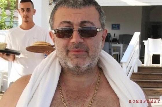 Скандал разгорелся на похоронах убитого тремя дочерьми москвича Скандал разгорелся на похоронах убитого тремя дочерьми москвича