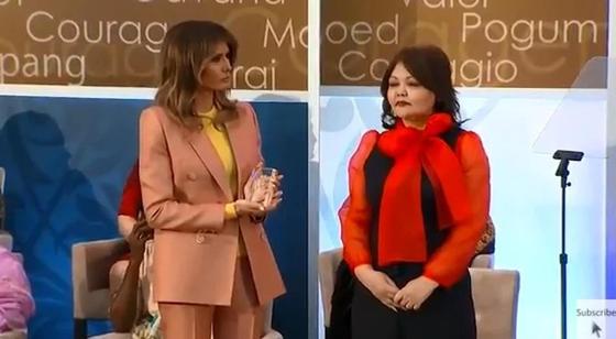 Қазақ адвокаты Меланья Трамптың қолынан марапат алды (фото, видео) Қазақ адвокаты Меланья Трамптың қолынан марапат алды (фото, видео)