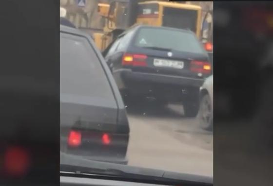 Экскаватор совершил двойное ДТП и пытался скрыться в центре Караганды Экскаватор совершил двойное ДТП и пытался скрыться в центре Караганды