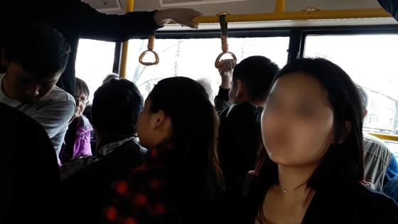 Девушка очень сильно расстроилась из-за пропажи телефона стоимостью 100 тысяч тенге Девушка очень сильно расстроилась из-за пропажи телефона стоимостью 100 тысяч тенге