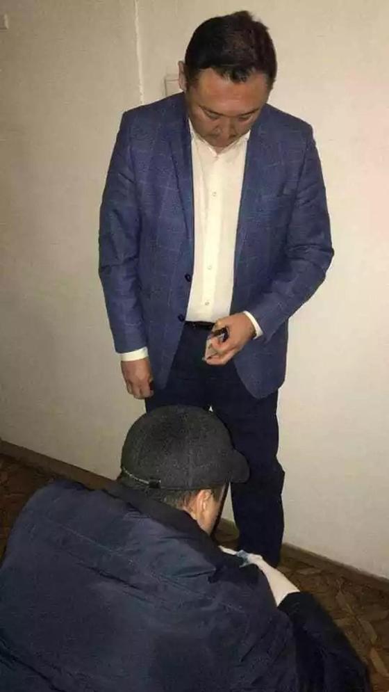 Ерлан Біләлдің пара алу кезіндегі жедел түсірілімі. Ерлан Біләлдің пара алу кезіндегі жедел түсірілімі.