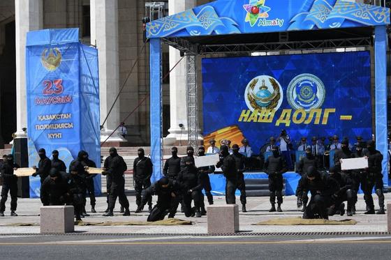 Мадина Садвакасова, Али Окапов, Беркут: грандиозный концерт устроили для полицейских Алматы Мадина Садвакасова, Али Окапов, Беркут: грандиозный концерт устроили для полицейских Алматы