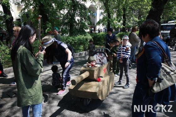 "Это наша сила": 120 тыс. человек пришли на "Бессмертный полк" в Алматы "Это наша сила": 120 тыс. человек пришли на "Бессмертный полк" в Алматы
