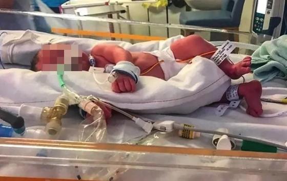 Молодые родители 16 дней гуляли с мертвой малышкой Молодые родители 16 дней гуляли с мертвой малышкой