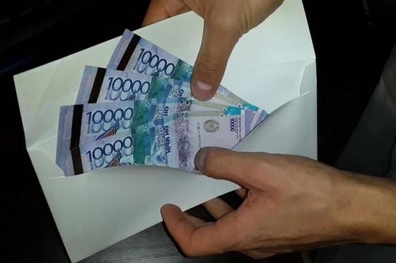 «Взятка за анашу» обошлась алматинским полицейским в 32 миллиона тенге «Взятка за анашу» обошлась алматинским полицейским в 32 миллиона тенге