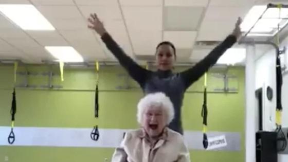 Хохочущая 93-летняя любительница фитнеса очаровала Сеть Хохочущая 93-летняя любительница фитнеса очаровала Сеть