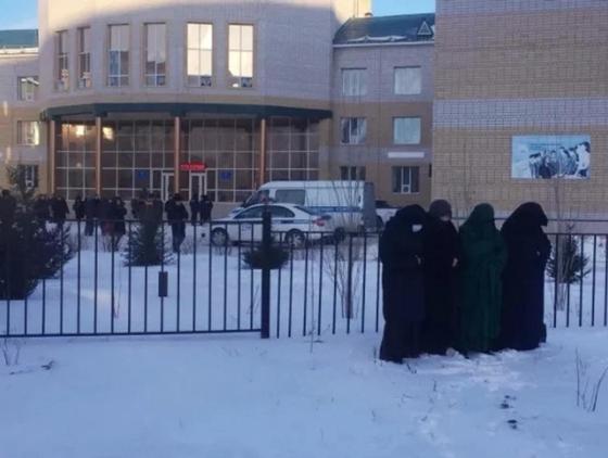 Ақтөбеде мектептің алдында намаз оқығандар жазаға тартылады Ақтөбеде мектептің алдында намаз оқығандар жазаға тартылады