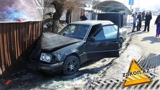 Mercedes совершил смертельный наезд на людей в Алматы Mercedes совершил смертельный наезд на людей в Алматы