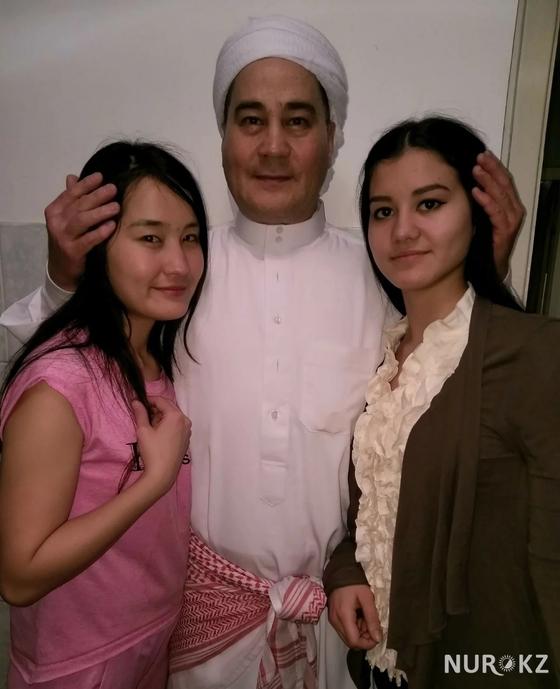 Сары әулие қос қызымен. Фото: NUR.KZ. Сары әулие қос қызымен. Фото: NUR.KZ.