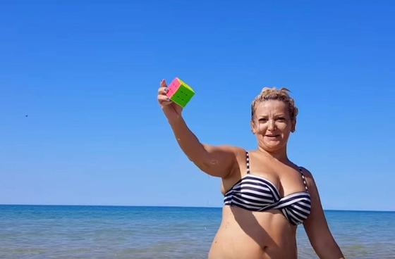 Жительница Актау собрала кубик Рубика под водой за полторы минуты Жительница Актау собрала кубик Рубика под водой за полторы минуты