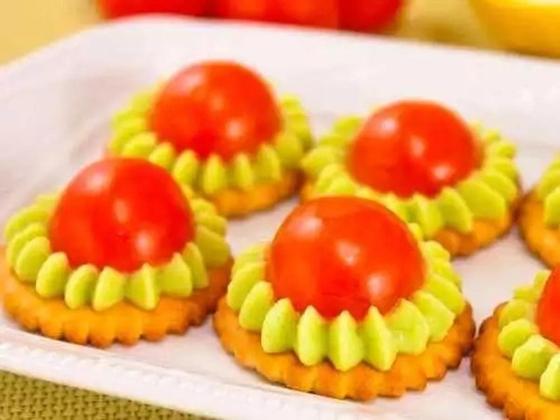 Закуска на крекере Закуска на крекере