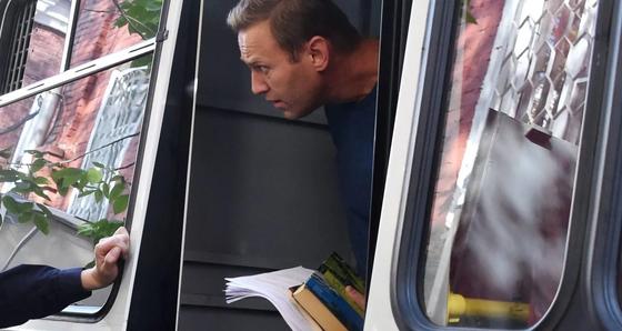 Навального задержали на выходе из спецприемника после 30 суток ареста Навального задержали на выходе из спецприемника после 30 суток ареста