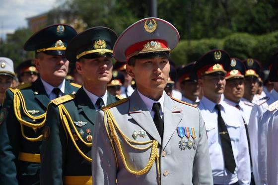 Мадина Садвакасова, Али Окапов, Беркут: грандиозный концерт устроили для полицейских Алматы Мадина Садвакасова, Али Окапов, Беркут: грандиозный концерт устроили для полицейских Алматы